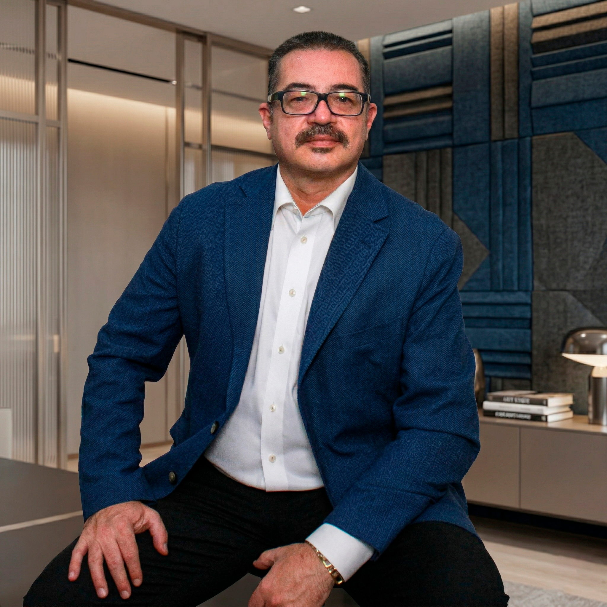 Lic. Carlos Eduardo Treviño Chapa en su despacho